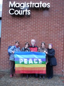 FriedensaktivistInnen freuen sich vor Gericht über ihren Freispruch